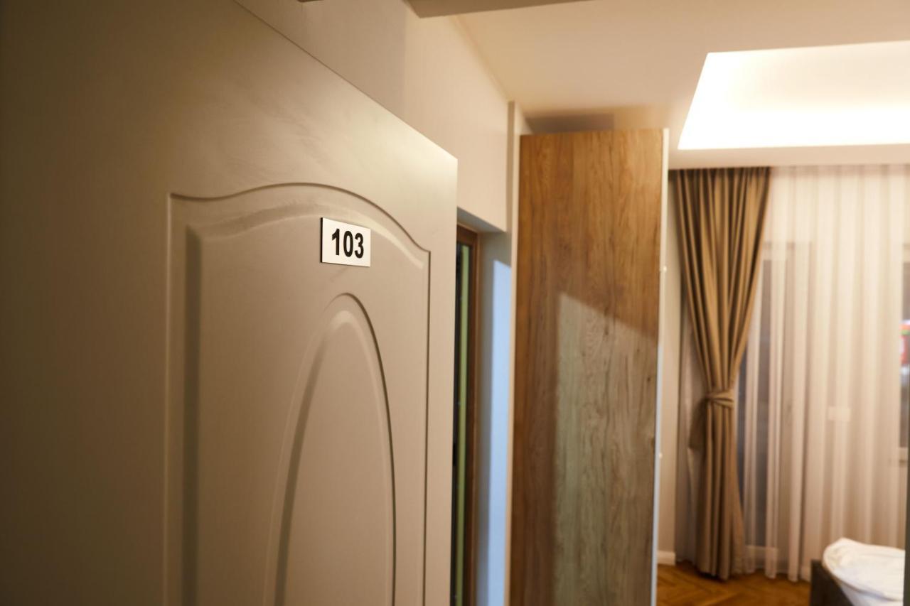 Amico Hotel Prishtinë Ngoại thất bức ảnh