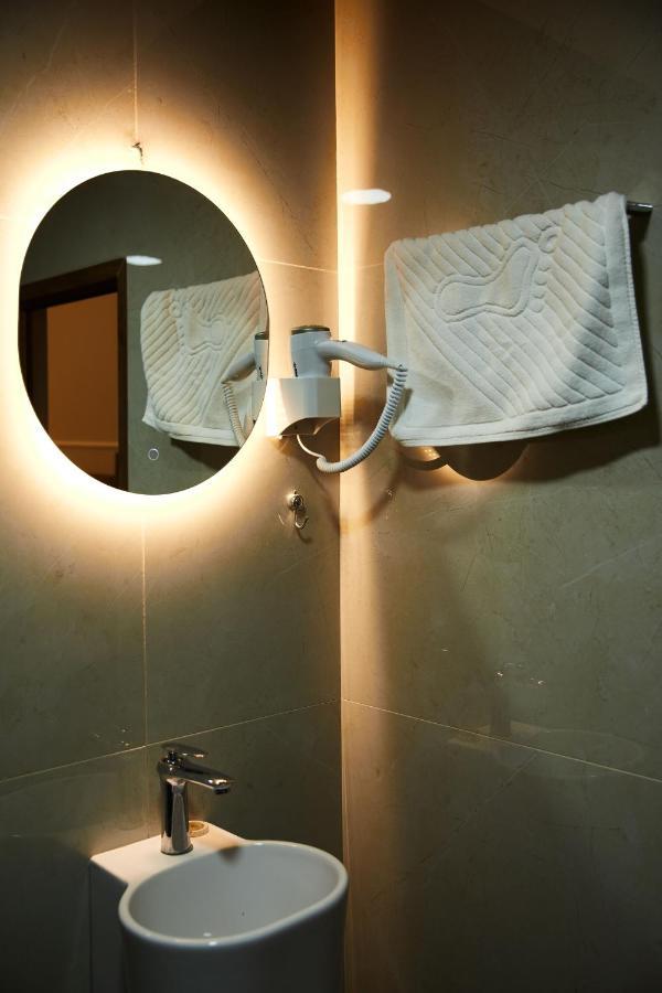 Amico Hotel Prishtinë Ngoại thất bức ảnh